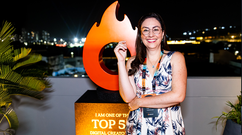 Camila com o troféu Top Digital Creators da Hotmart